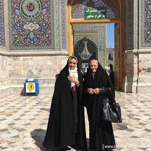 لیندا کیانی با مادرش در مشهد